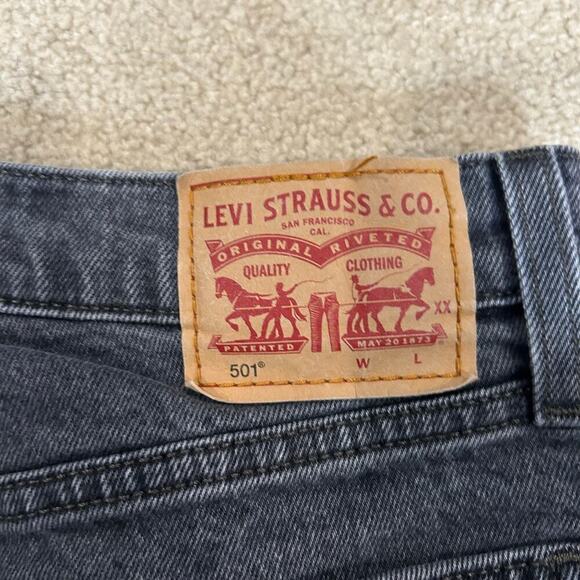 Levi's 501 Button Fly Raw Hem Jeans in Black Straight Leg High Waist Sz W28 L29 - Picture 6 of 8